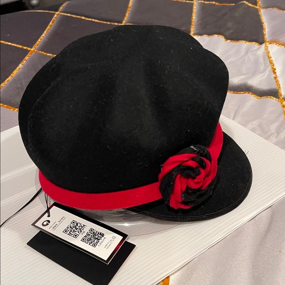 Elegant Black Hat with Red Accent - Picture 2 of 5